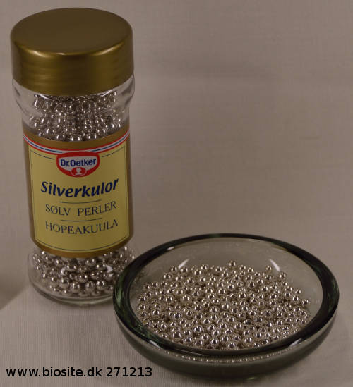 Sm� sukkerkugler coated med et tyndt lag s�lv til kagepynt